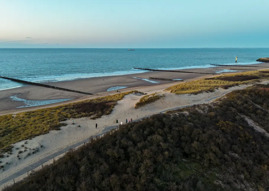 Dronebeeld: Aan zee
