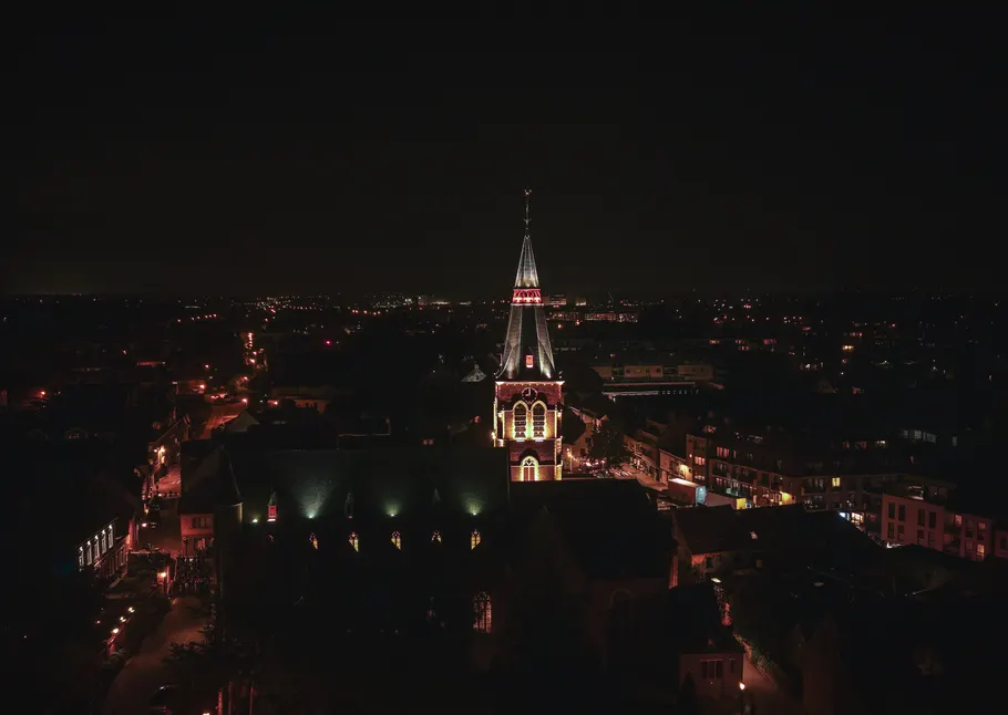 Dronebeeld: Kerk bij nacht