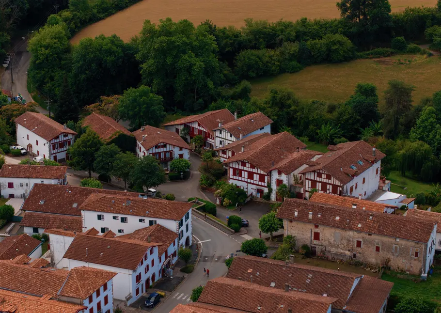Dronebeeld: Bergdorp