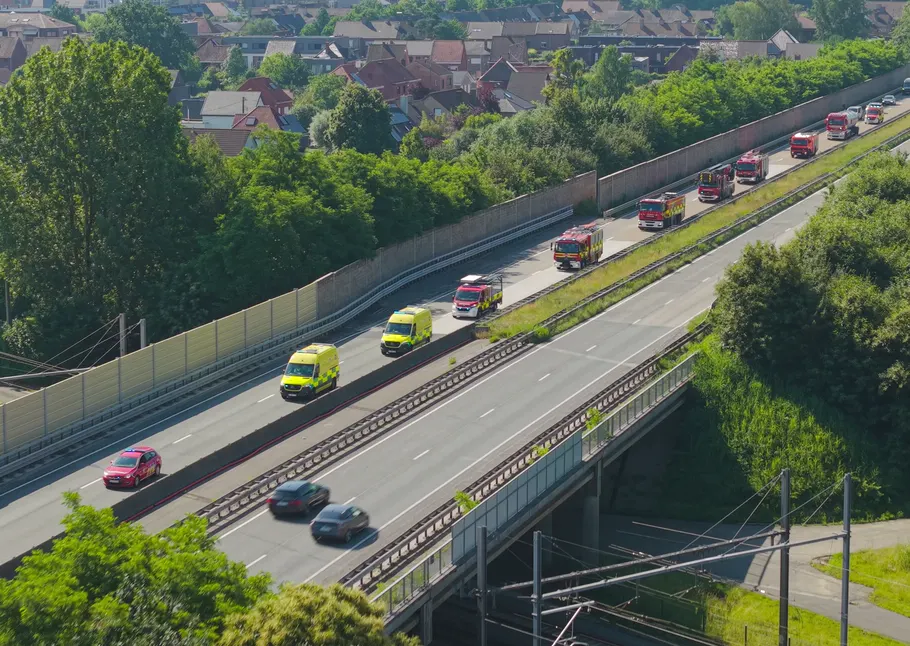 Dronebeeld: Brandweerkonvooi